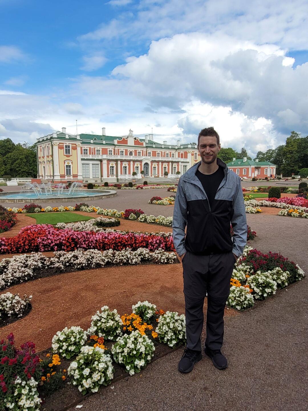 Paul vor dem Kadriorg Palast