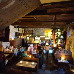Das Restaurant Olde Hansa - Hier ist alles mittelalterlich eingerichtet, inkl. Bedienung und Karte