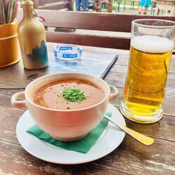 "Die Würzige" - Gulaschsuppe mit Sauerrahm und frischen Kräutern - SUCHTPOTENTIAL!