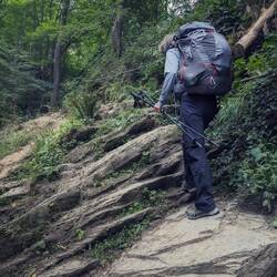 Seile bieten an einigen Stellen in der Klamm eine Kletterhilfe.