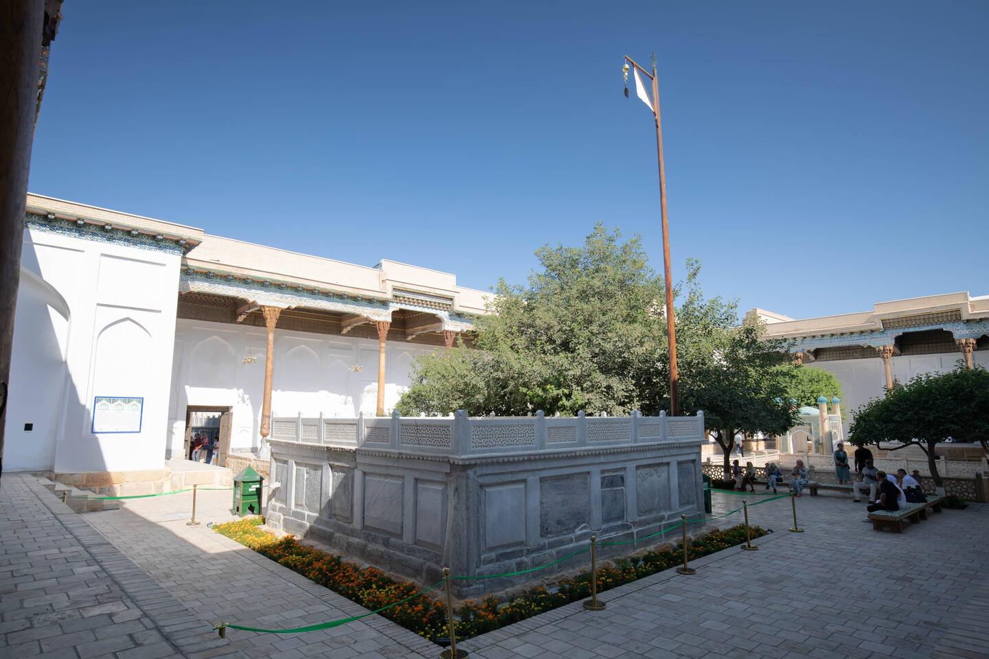 Das Grab von Bahauddin Naqshband. Der Mast mit dem Pferdeschweif kennzeichnet es als Heiligengrab.