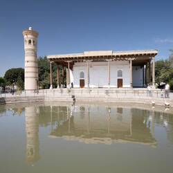 Moschee und Minarett am Grab von Naqshbands Mutter