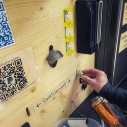 Bezahlen ist mit Bargeld oder digital möglich.
