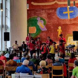 Benefizkonzert einer Roma-Musikgruppe ...