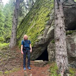 Der Bär vor der Höhle