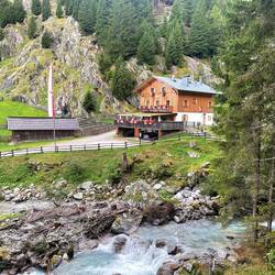 Ein letzter Blick auf die Schutzhütte Nasereit