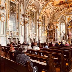 Die Kirche füllt sich mit Teilnehmenden