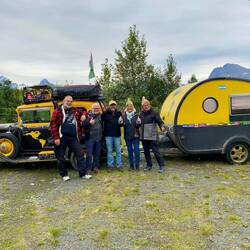 Ruben (Mitte) zeigt sein Mobilhome