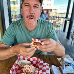 DIE Delikatesse in Maine: Lobster Roll - Hummer im Brötchen mit Butter