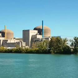 Eins von vier Atomkraftwerken an der Rhône