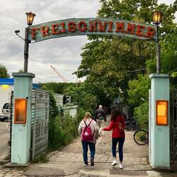 Abendessen in ehem. Flussbad, Seitenarm der Spree
