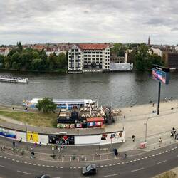 Gegenblick über die Spree und Kreuzberg/Berlin