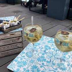 zum Apéro auf die Rooftop-Bar