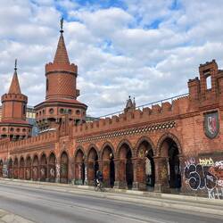 Über die Oberbaumbrücke zur...