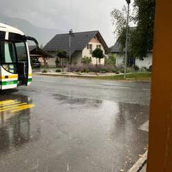Rechtzeitig zum Regen unter eine Bushaltestelle