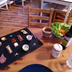 Vorspeise: Räucherfisch auf Fladenbrot, Roggenbrot und Möhrensalat