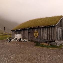 Verlassenes Filmset eines Wikingerdorfs