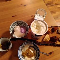 Nachspeise: traditioneller Skyr mit Rhabarber, Blaubeere, isländisches Gebäck und Lakritzschoki