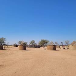 So sieht das Himbadorf aus.