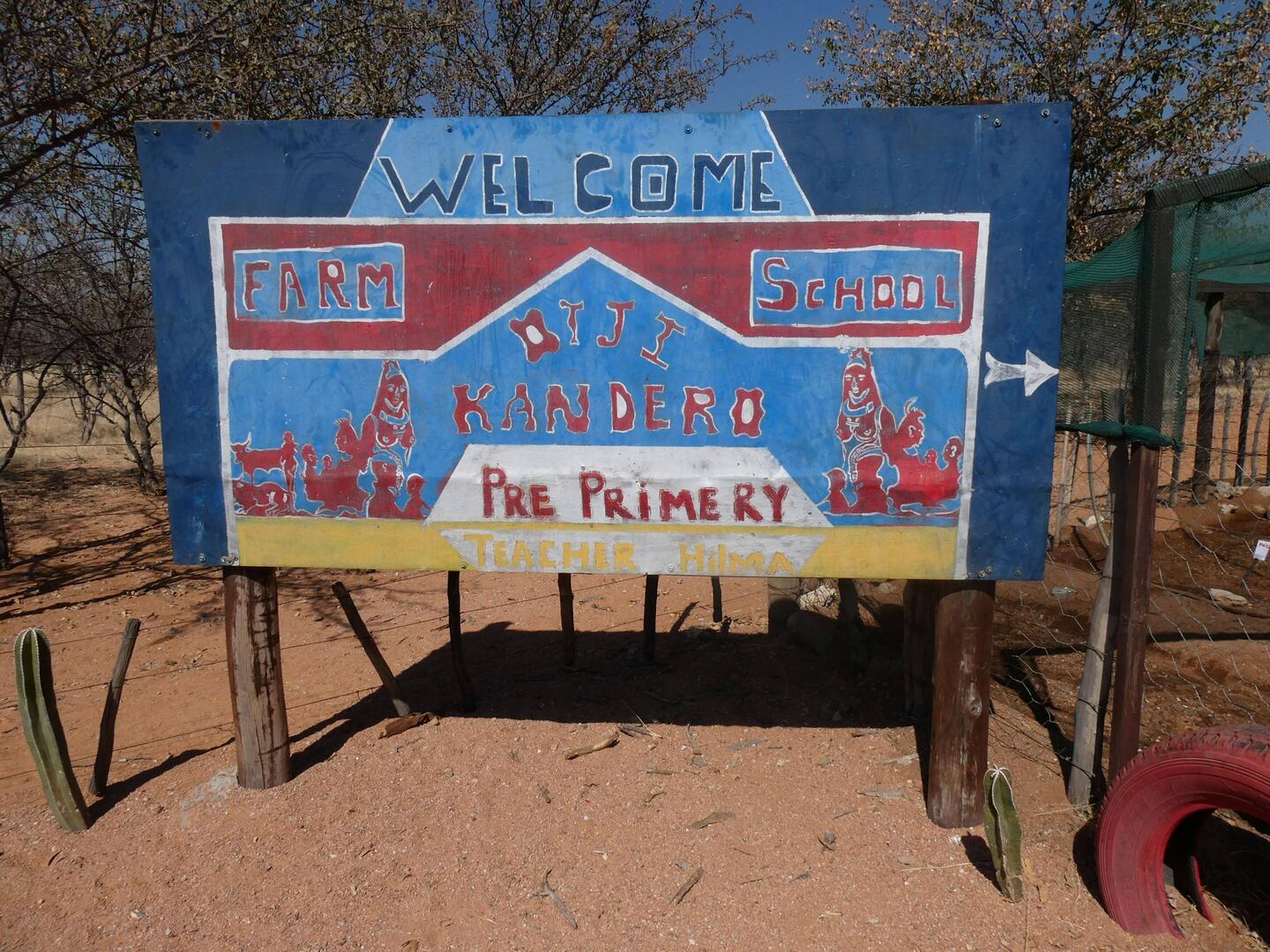 Es gibt eine eigene Schule, in der 19 Kinder verschiedenen Alters unterrichtet werden.