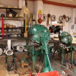 Das geflochtene Hütchen wird befeuchtet, erhitzt & mit Metallformen in die gewünschte Form gepresst