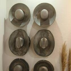 jede Hutform entsteht mit Hilfe schwerer Metallformen