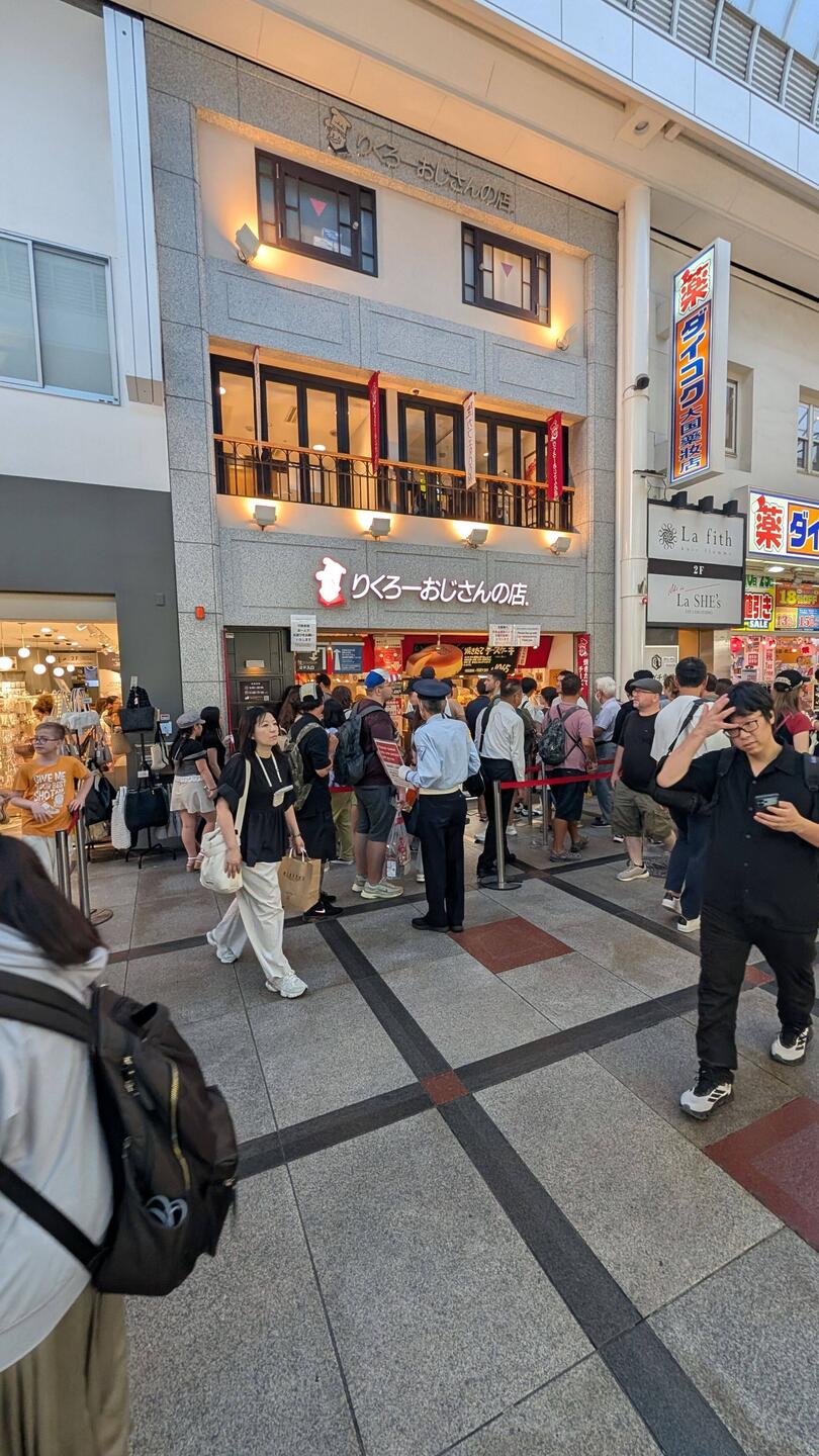 Der Laden in Osaka mit Warteschlange