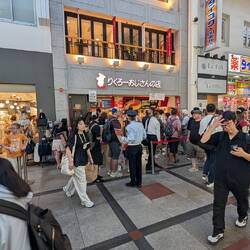 Der Laden in Osaka mit Warteschlange