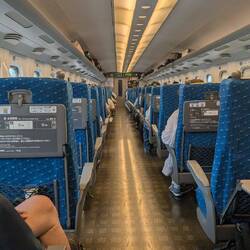 Man kommt nur mit Reservierungen in den Zug. Daher hat sich jeder Stunden Sitzplatz