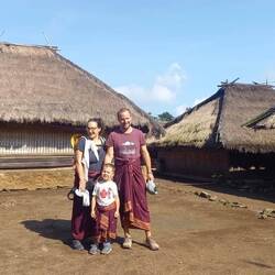 Village traditionnel sasak avec des habitations en bambous et toit de chaume