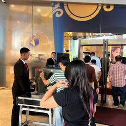 Security check in die Mall