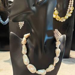 Perlenkette um einen Monatslohn für die Indonesische Mittelschicht