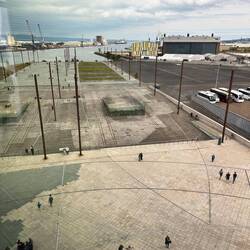 Rechts kann man die Konturen der Titanic sehen. An genau dieser Stelle stand das Trockendock.