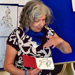 Carola zeigt ihre Zeichnung