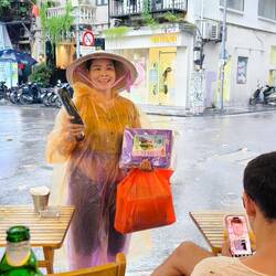 sie verkauft Regenschirme ☔ und Capes