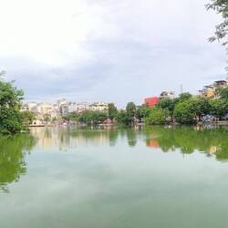 smaragdgrünes Wasser am "Hoan-Kiem-See"