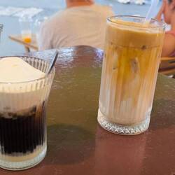 jammi, jammi 🤤 links ein "salted coffee" und rechts ein "white coffee"