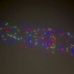 Spettacolo di droni nel cielo notturno