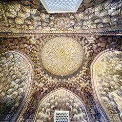 Intrecci geometrici dorati all'interno dei mausolei