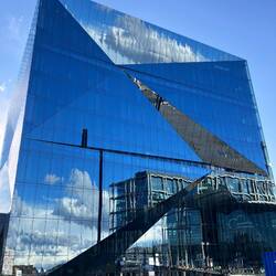 Geschäftshaus mit spiegelnder Fassade beim Hauptbahnhof