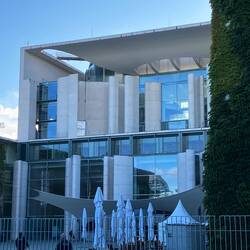 Kanzleramt mit spiegelnder Reichstagkuppel in der Fassade