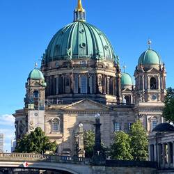 Berliner Dom von der Seite