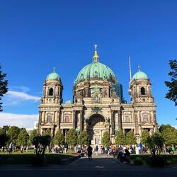 und Berliner Dom von vorne