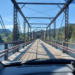 Über die alte Brücke mit Holzbohlen