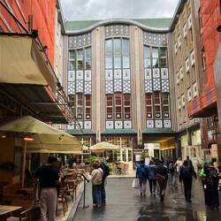 Hackesche Höfe, 8 zusammenhängende Innenhöfe mit Läden, Restaurants und Wohnen