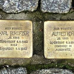 Immer wieder am Boden zu entdecken "Stolpersteine"
