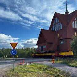 Zurückbleiben am Kreis, es erfolgt eine Durchfahrt!