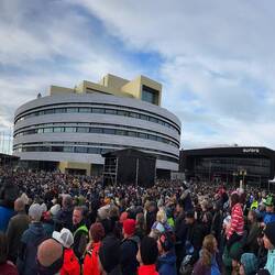 Volksfeststimmung auf dem Rathausplatz.