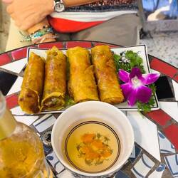 Frühlingsrollen, gefüllt mit Gemüse und Fleisch