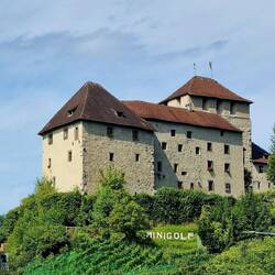 Mittelalterliches Schloss Schattenburg ...